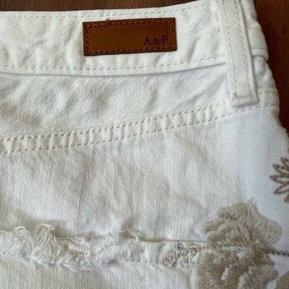 Abercrombie & Fitch White Mini Skirt with Tan Floral Embroidery - Picture 5 of 9